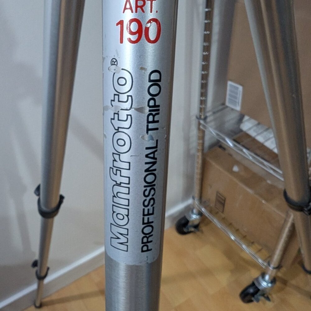 Manfrotto Art 190 Tripod with #128 fluid head - Aluminum legs Made In Italy - Picture 3 of 10